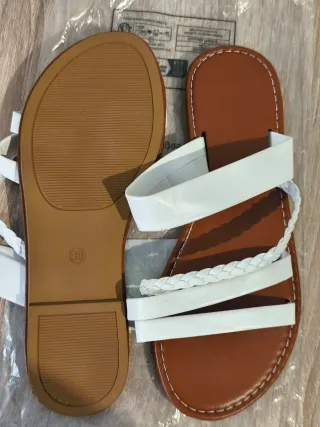 Sandalias romanas blancas y marrones