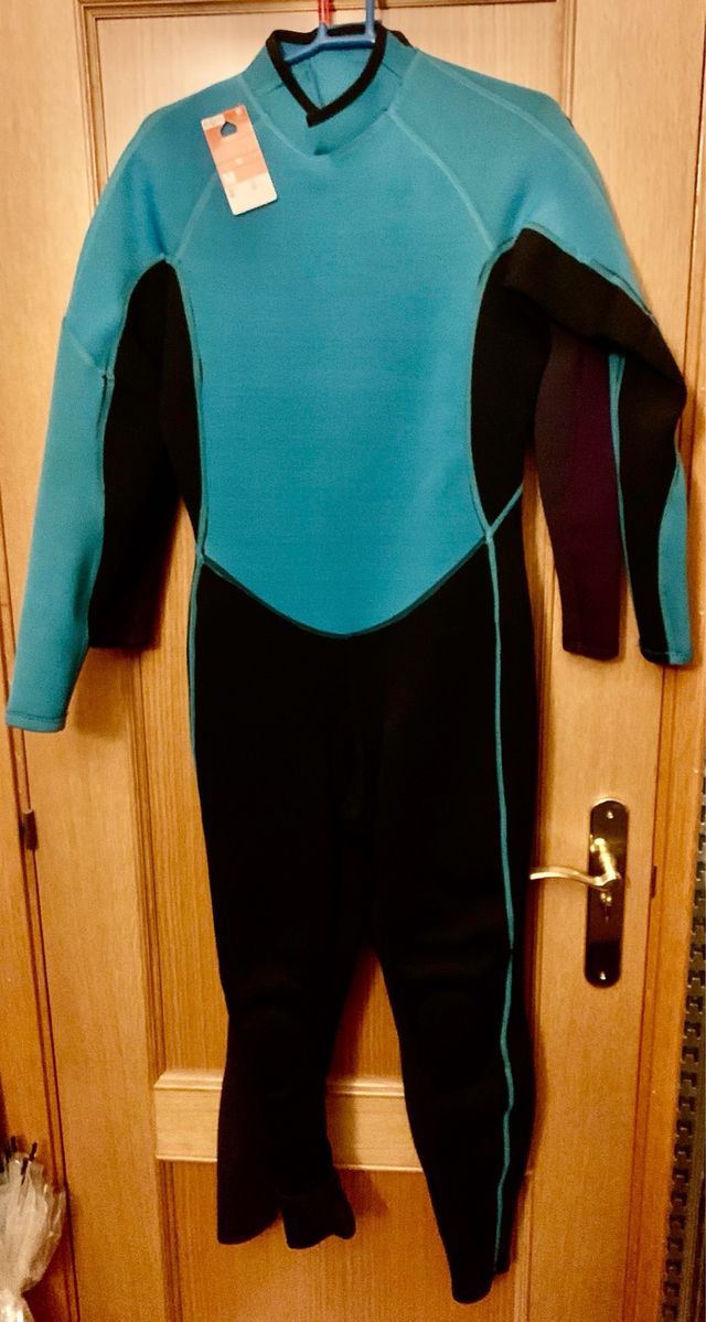 Mono de neopreno azul y negro