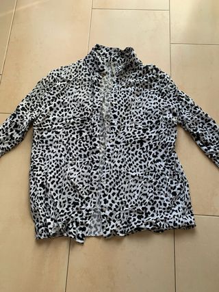 Camisa estampada blanco y negro