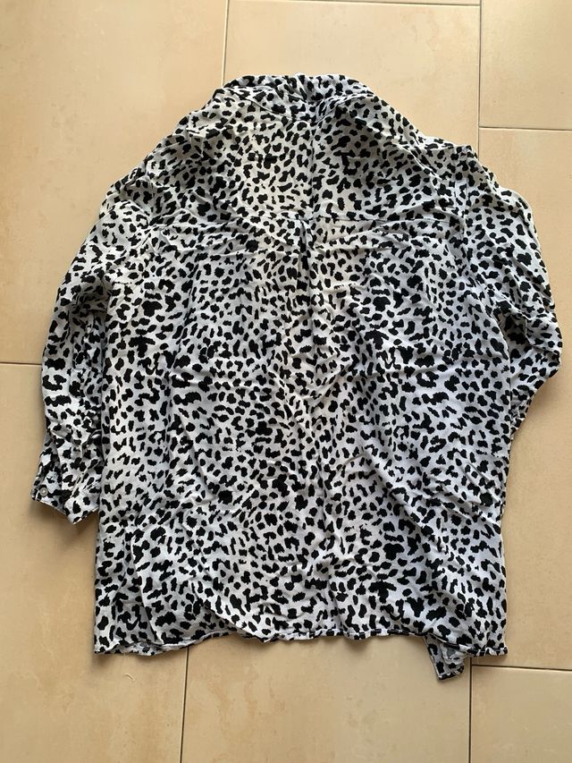 Camisa estampada blanco y negro