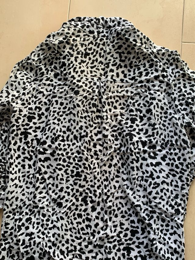 Camisa estampada blanco y negro