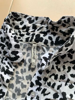 Camisa estampada blanco y negro