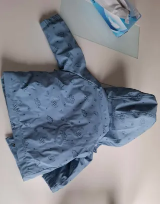 Chubasquero con capucha y forro de borreguito