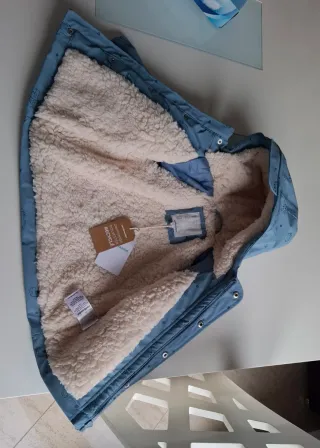 Chubasquero con capucha y forro de borreguito