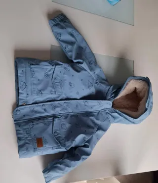 Chubasquero con capucha y forro de borreguito