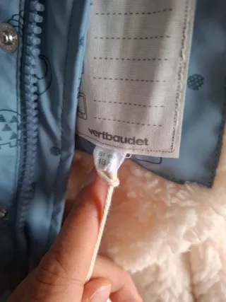 Chubasquero con capucha y forro de borreguito