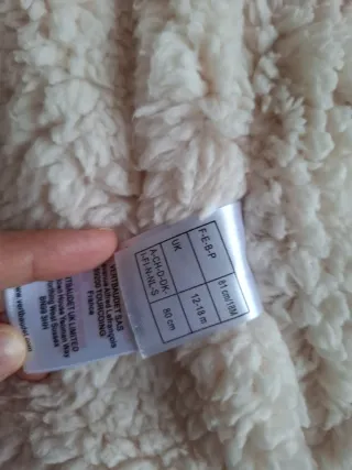 Chubasquero con capucha y forro de borreguito