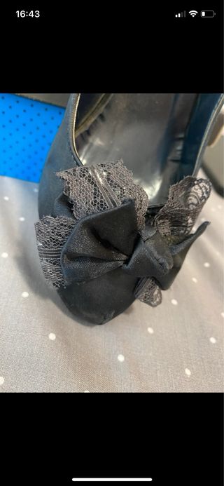 Zapatos de tacón azul con lazo