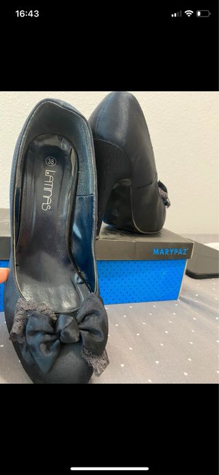 Zapatos de tacón azul con lazo