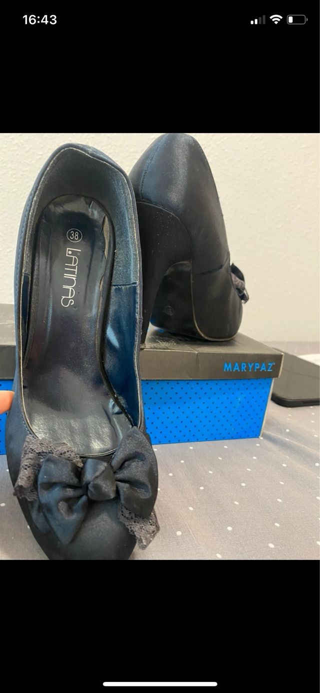 Zapatos de tacón azul con lazo