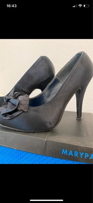 Zapatos de tacón azul con lazo