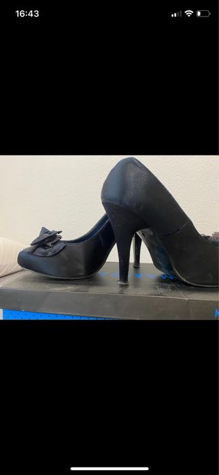 Zapatos de tacón azul con lazo