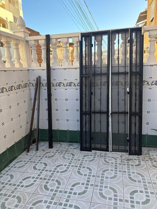 Puerta de seguridad con rejas