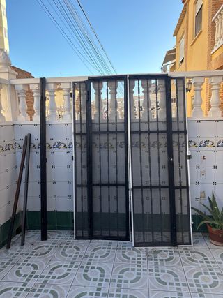 Puerta de seguridad con rejas