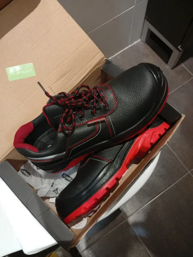 Zapatos de trabajo negros y rojos