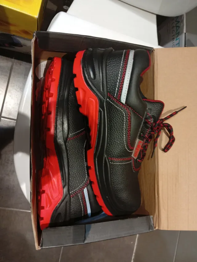 Zapatos de trabajo negros y rojos