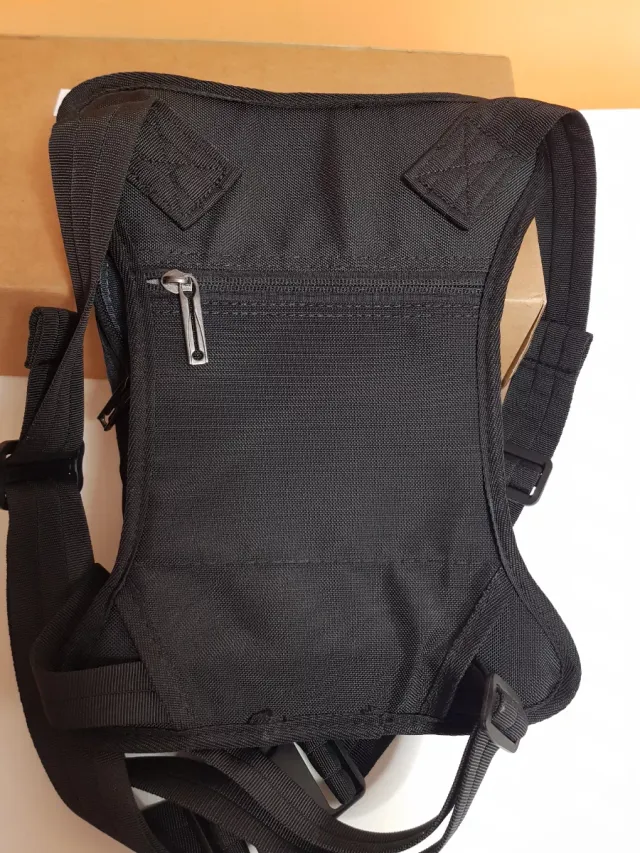 Riñonera negra con pernera