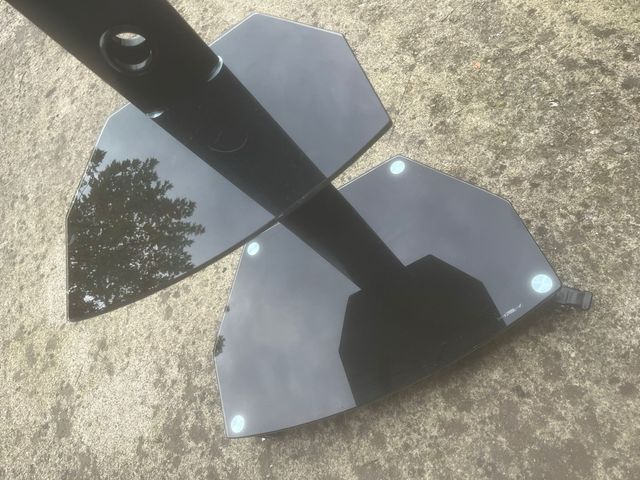 Supporto TV con ripiani esagonali neri