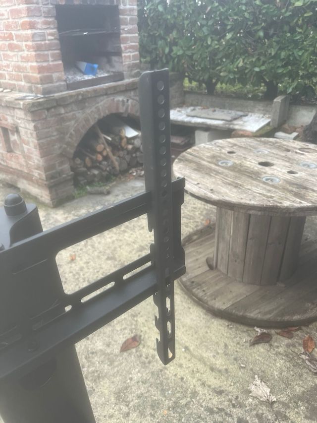 Supporto TV con ripiani esagonali neri