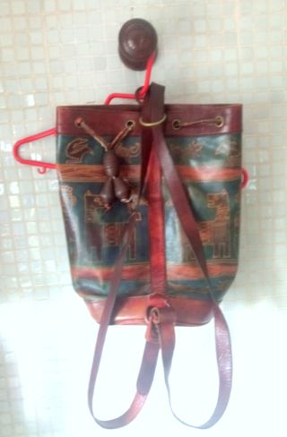 Bolso Mochila Cuero Repujado