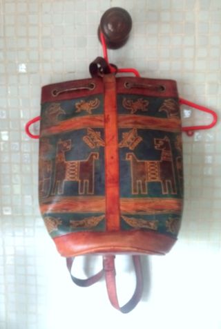 Bolso Mochila Cuero Repujado