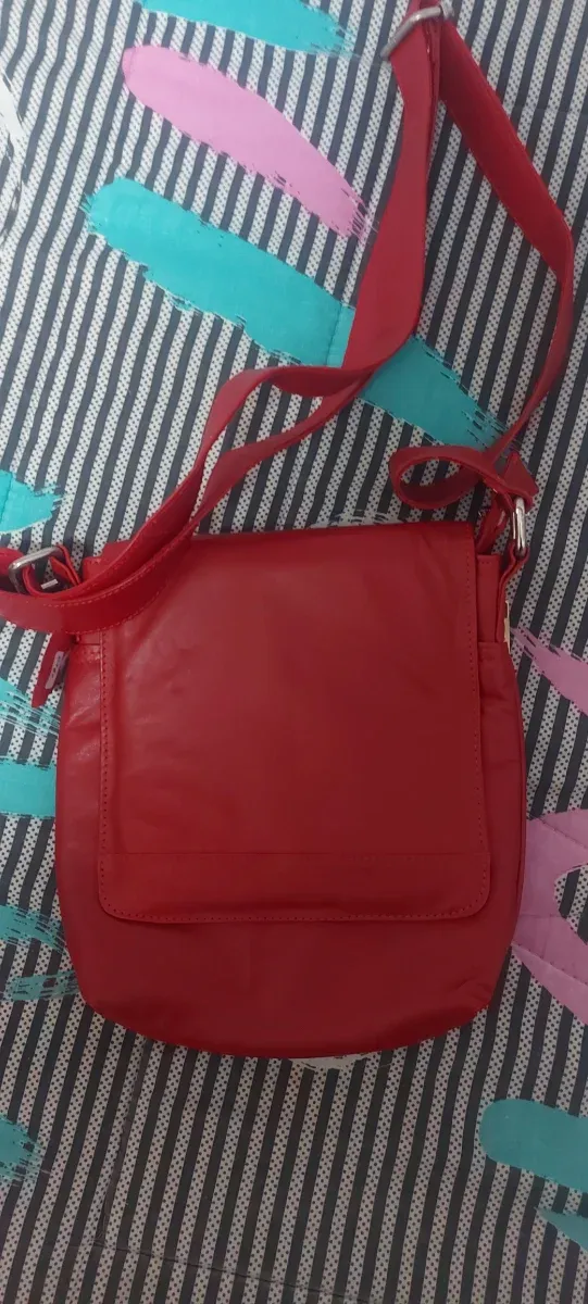 Bolso de piel rojo
