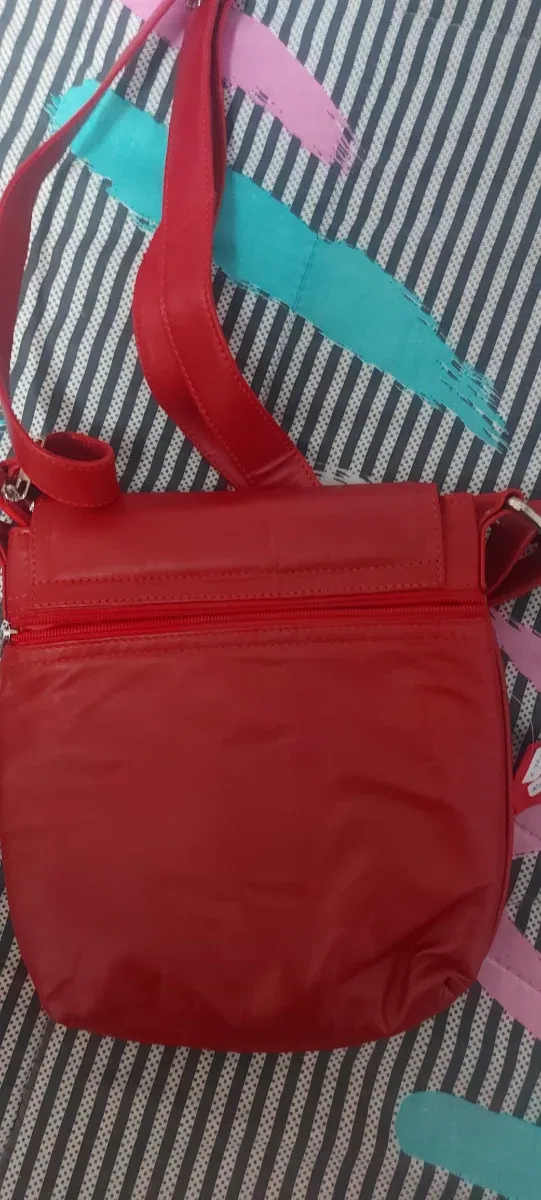 Bolso de piel rojo
