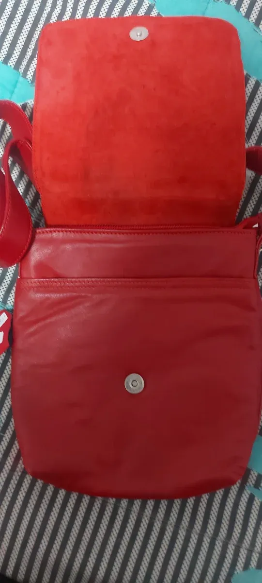 Bolso de piel rojo