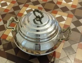 Olla sopera metálica con tapa