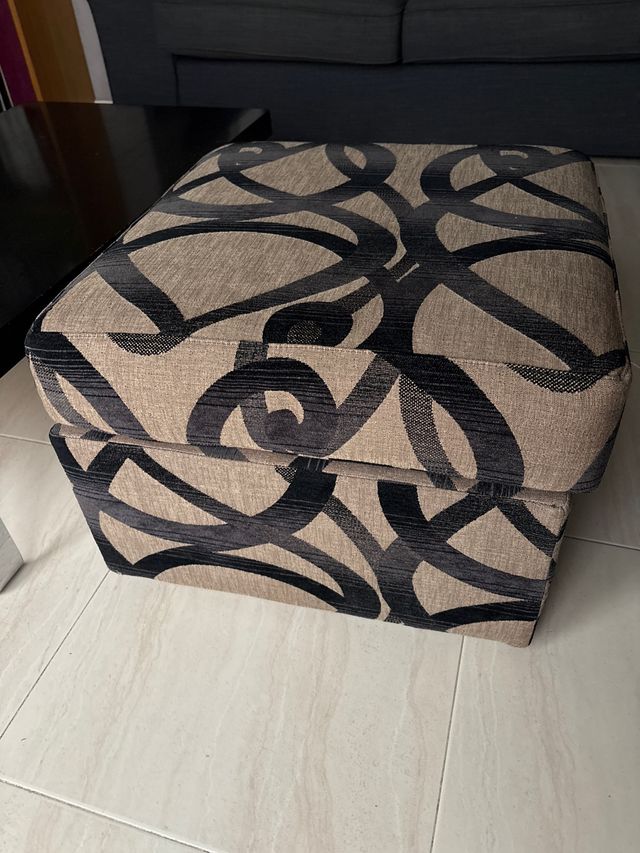 2 puffs tapizados beige y negro. solo recoger