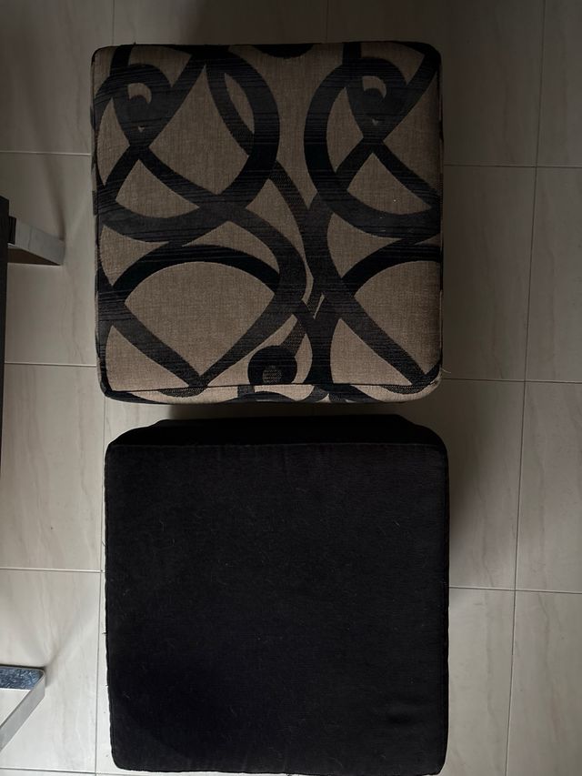 2 puffs tapizados beige y negro. solo recoger