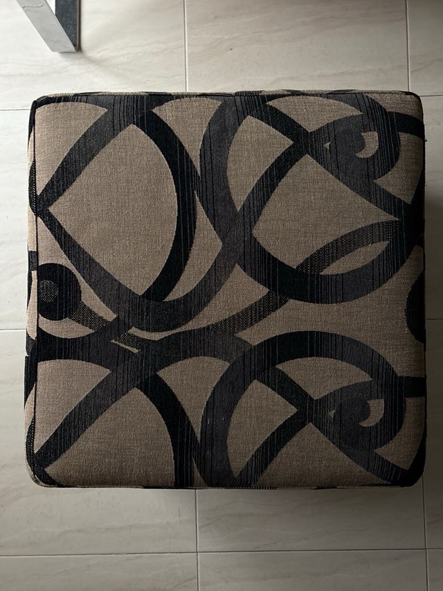 2 puffs tapizados beige y negro. solo recoger