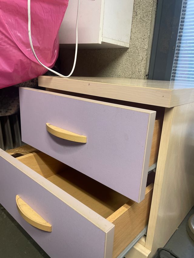 Mesita de noche morada y beige