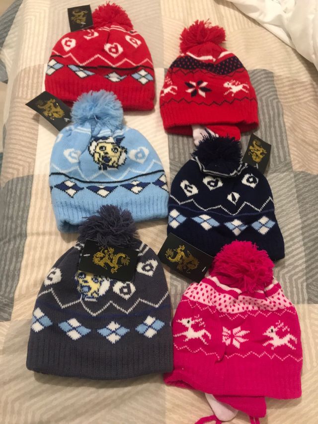Gorros infantiles de lana con pompón