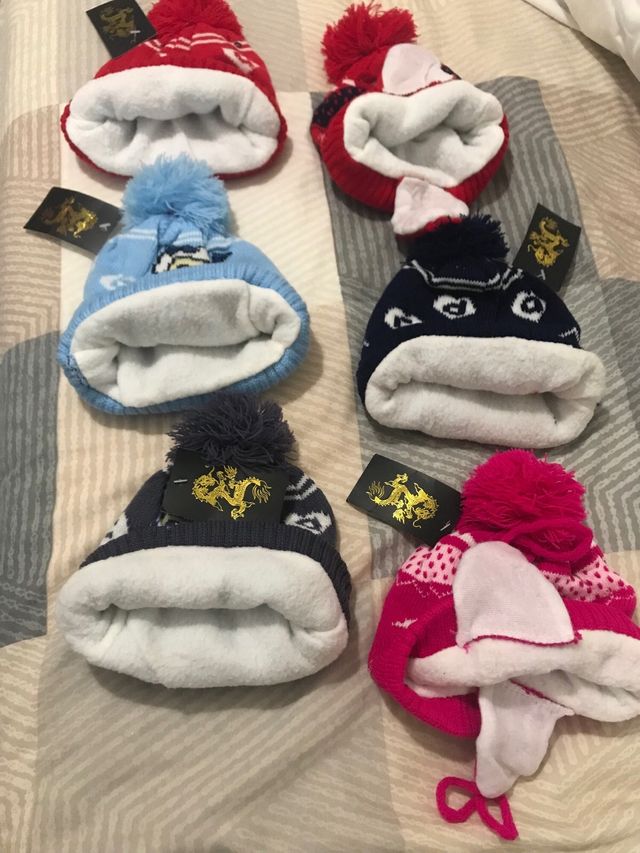 Gorros infantiles de lana con pompón