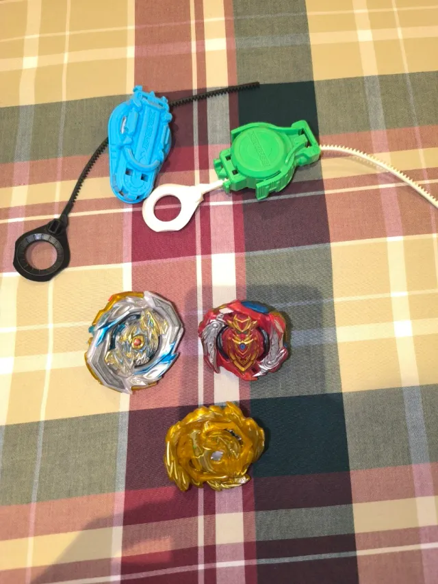 Lanzadores y Beyblades