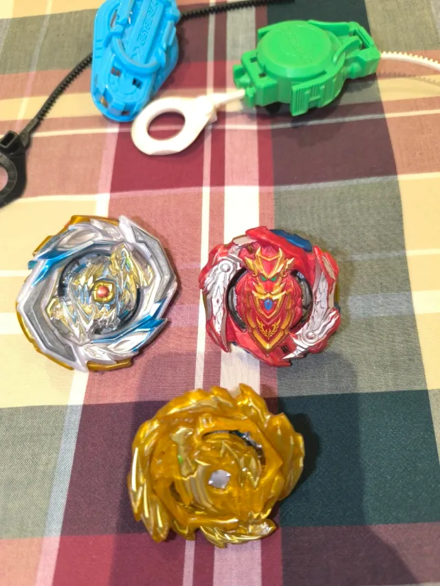 Lanzadores y Beyblades