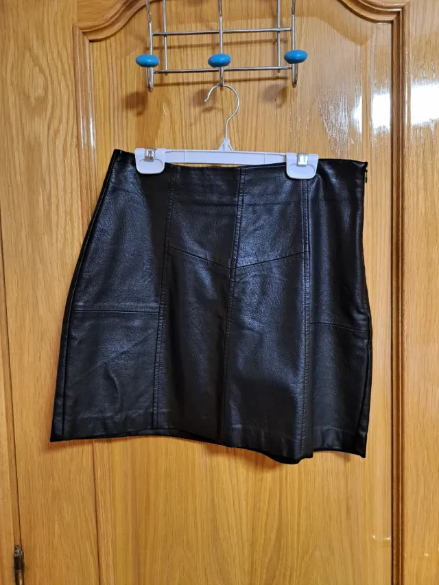 Falda corta efecto piel negra