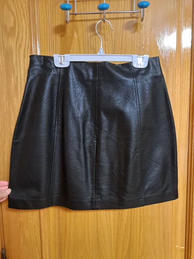 Falda corta efecto piel negra
