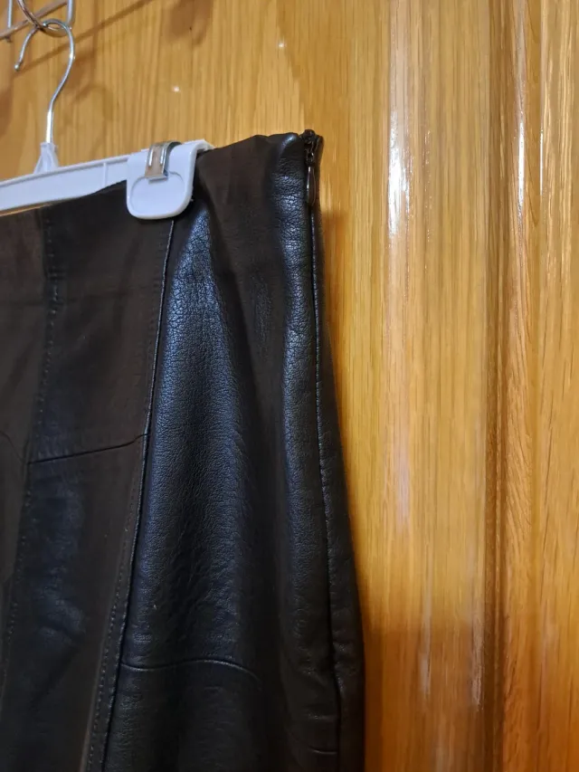 Falda corta efecto piel negra