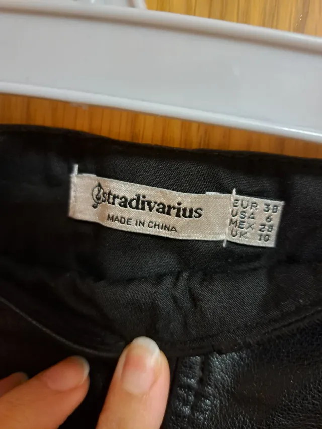 Falda corta efecto piel negra