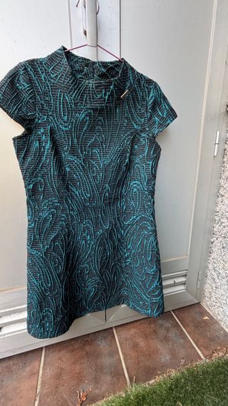 Vestido fiesta verde con detalles plateados