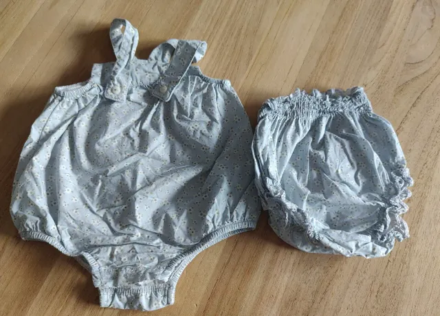 Conjunto cubrepañal y ranita floral Zara