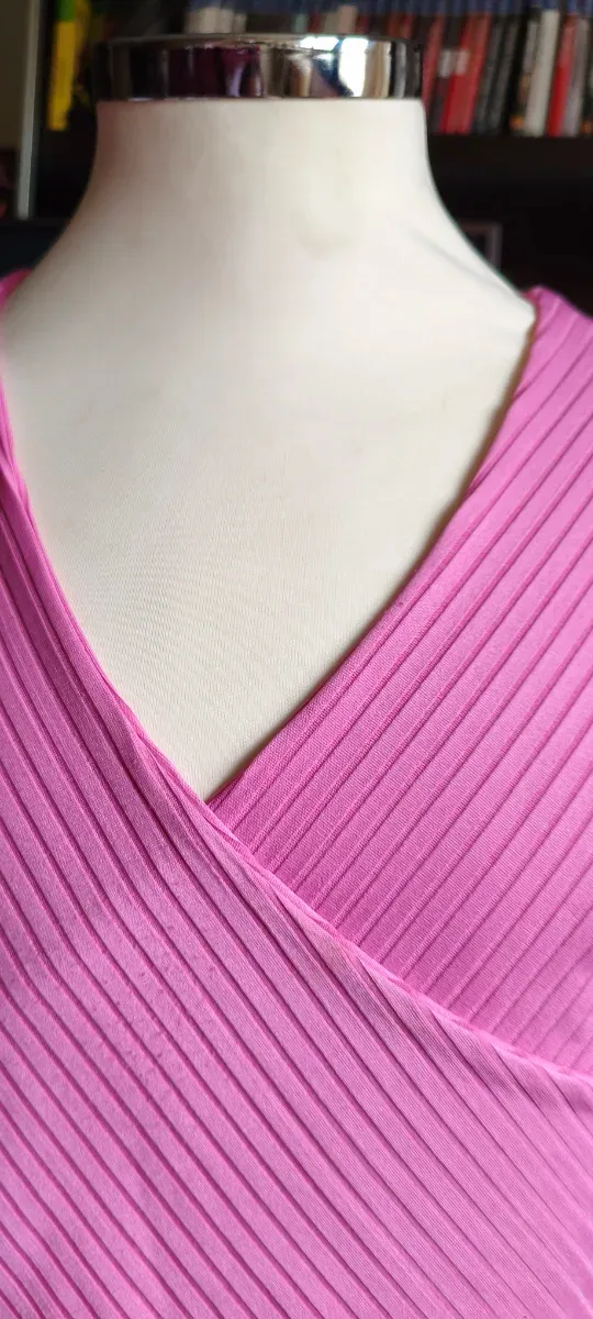 Maglietta a maniche lunghe rosa con design incrociato a coste