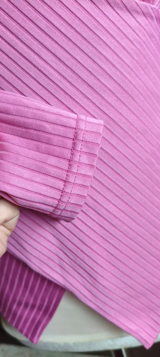 Maglietta a maniche lunghe rosa con design incrociato a coste