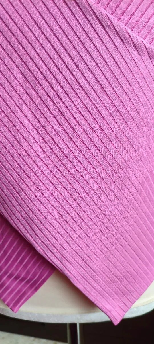 Maglietta a maniche lunghe rosa con design incrociato a coste