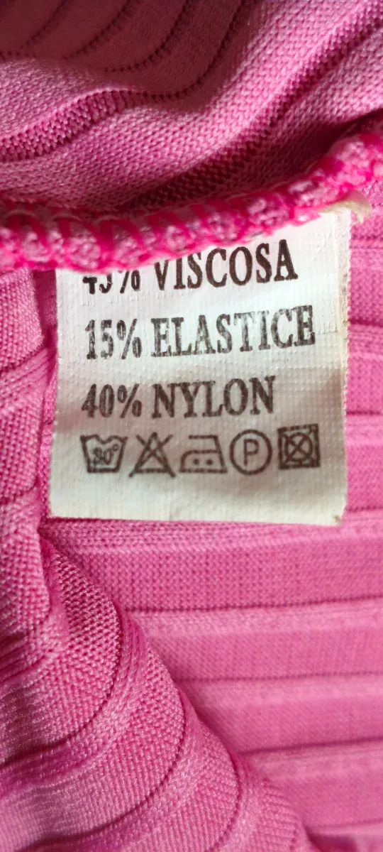 Maglietta a maniche lunghe rosa con design incrociato a coste