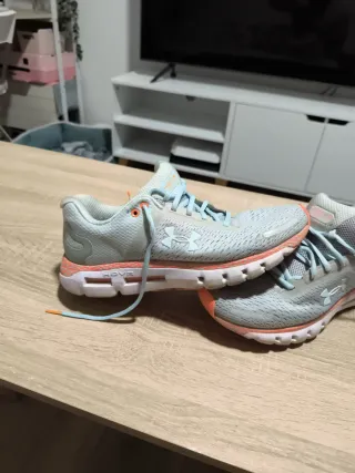 Zapatillas Under Armour grises y naranjas