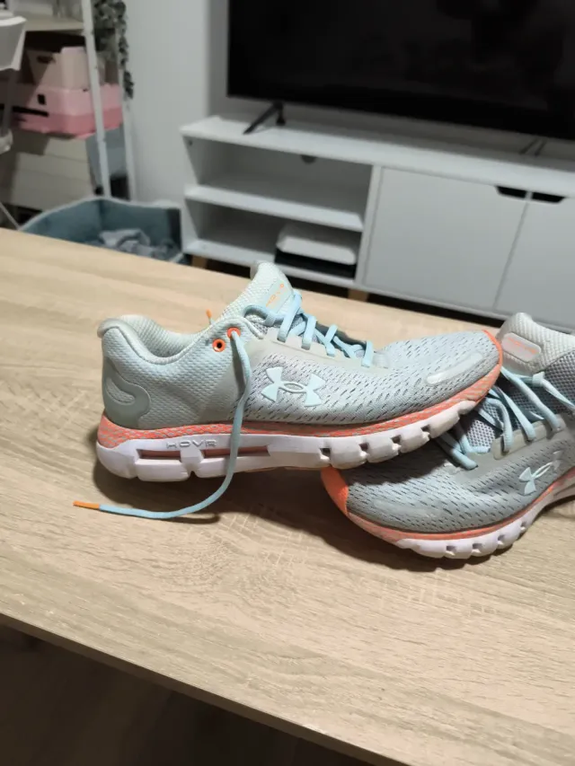 Zapatillas Under Armour grises y naranjas