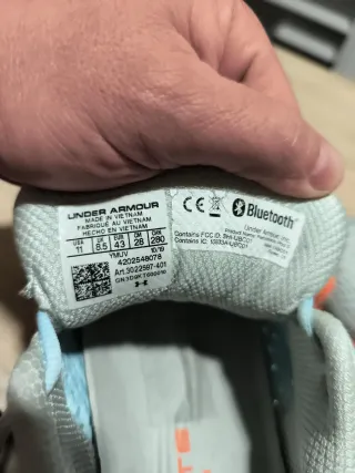 Zapatillas Under Armour grises y naranjas